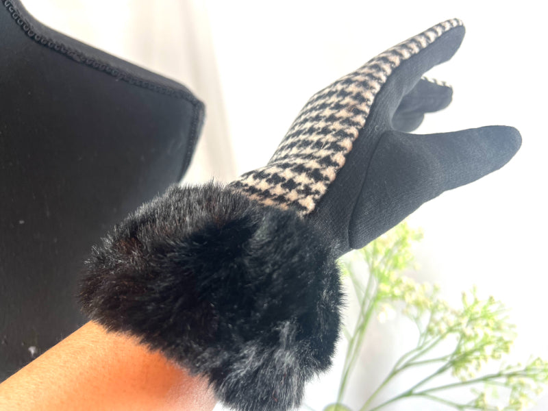 Houndstooth Glove, Furry Cuff Glove, Black White Glove, Touch Glove, Elegant Handwear, Retro Gloves, Chic Mittens, Faux Fur Gloves, Pattern Gloves, Winter Gloves, Soft Gloves, Gift Gloves, Warm Gloves