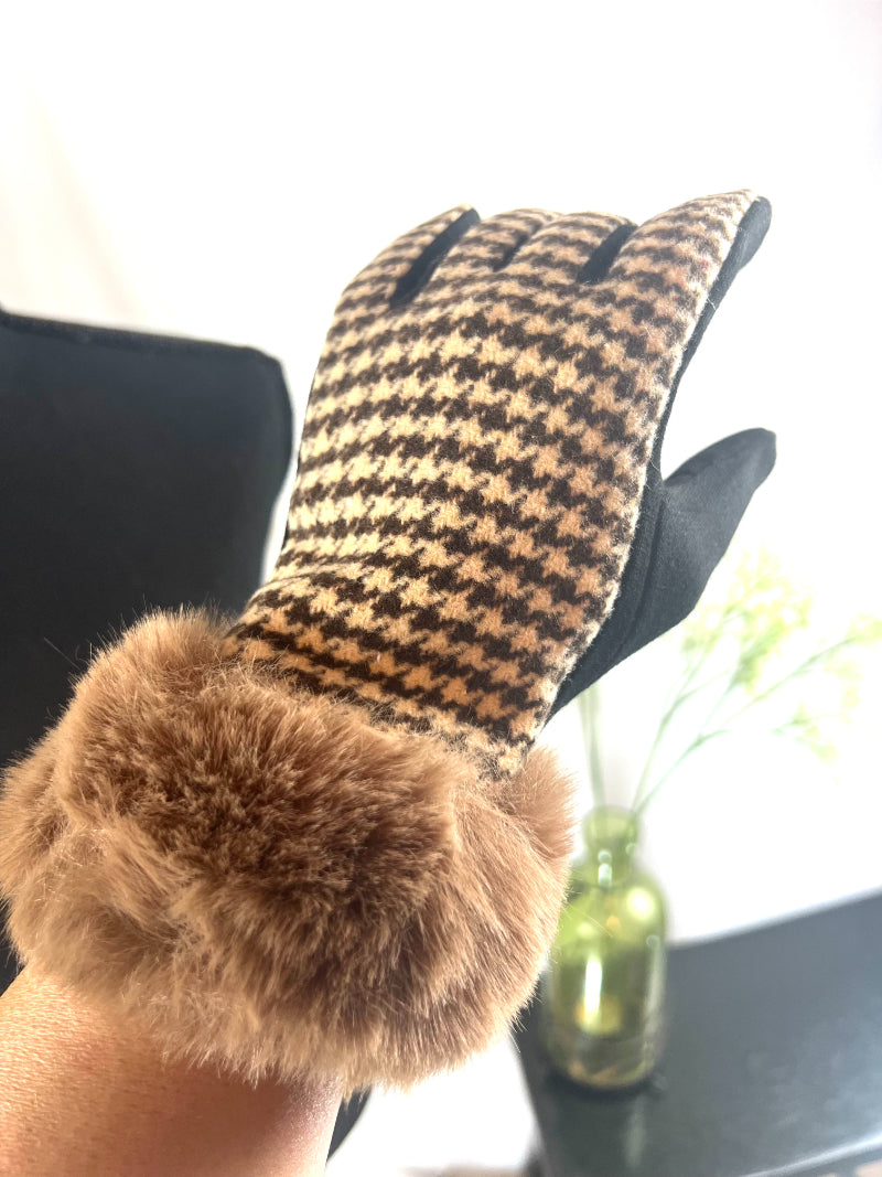 Houndstooth Glove, Faux Fur Cuff, Khaki Gloves, Touchscreen Glove, Vintage Gloves, Chic Winterwear, Soft Handwear, Retro Accessory, Patterned Gloves, Warm Gloves, Elegant Gloves, Fur Trim Gloves, Stylish Gloves