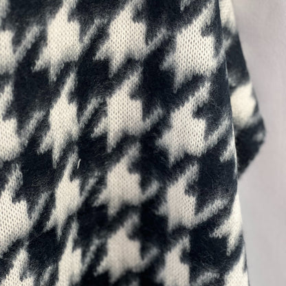 Houndstooth ScarfBlack White Scarf,Winter Fashion Scarf,Fringed Scarf,Elegant Women's Scarf,Classic Pattern Wrap,Warm Winter Accessory,Designer Scarf,Trendy Winter Wear,Monochrome Fashion,Statement Scarf,Soft Wool-Feel Scarf,Chic Houndstooth Shawl,