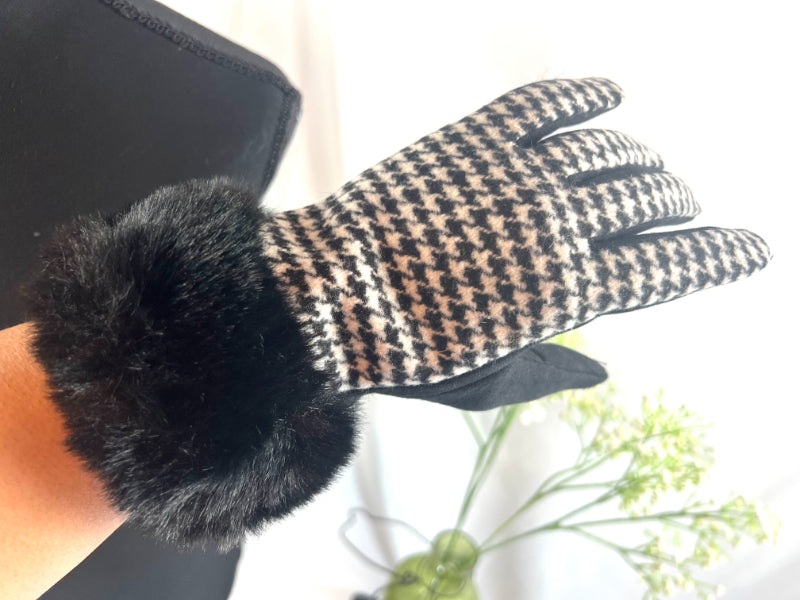 Houndstooth Glove, Furry Cuff Glove, Black White Glove, Touch Glove, Elegant Handwear, Retro Gloves, Chic Mittens, Faux Fur Gloves, Pattern Gloves, Winter Gloves, Soft Gloves, Gift Gloves, Warm Gloves