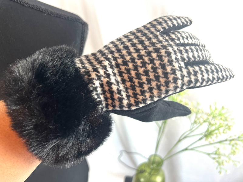 Houndstooth Glove, Furry Cuff Glove, Black White Glove, Touch Glove, Elegant Handwear, Retro Gloves, Chic Mittens, Faux Fur Gloves, Pattern Gloves, Winter Gloves, Soft Gloves, Gift Gloves, Warm Gloves