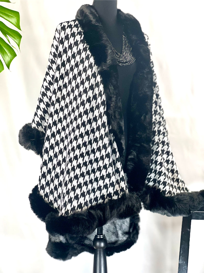 Houndstooth Cape, Faux Fur Wrap, Vintage Poncho, Retro Cape, Black White Shawl, Elegant Wrap, Fur Trim Cape, Classic Shawl, Handcrafted Cape, OS Fashion Cape, Timeless Wrap, Chic Poncho, Luxury Shawl