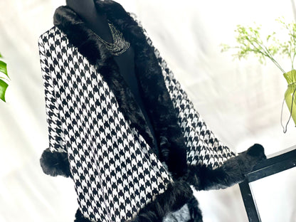 Houndstooth Cape, Faux Fur Wrap, Vintage Poncho, Retro Cape, Black White Shawl, Elegant Wrap, Fur Trim Cape, Classic Shawl, Handcrafted Cape, OS Fashion Cape, Timeless Wrap, Chic Poncho, Luxury Shawl