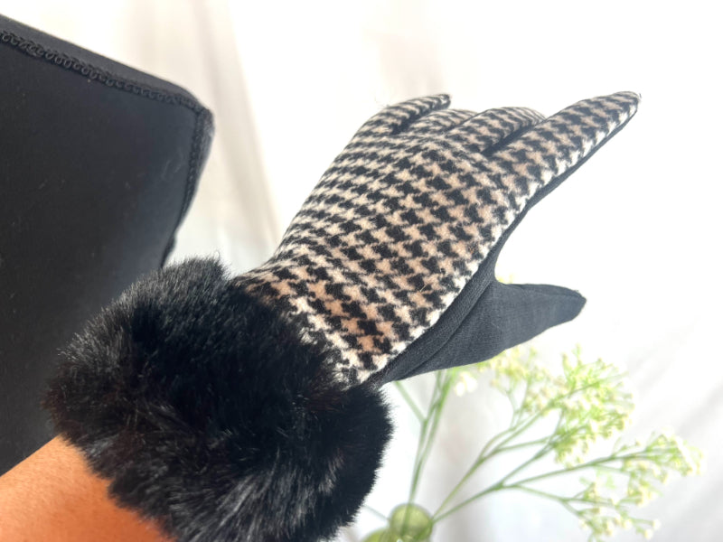 Houndstooth Glove, Furry Cuff Glove, Black White Glove, Touch Glove, Elegant Handwear, Retro Gloves, Chic Mittens, Faux Fur Gloves, Pattern Gloves, Winter Gloves, Soft Gloves, Gift Gloves, Warm Gloves