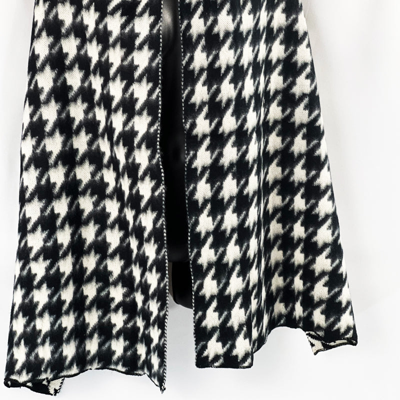 Houndstooth ScarfBlack White Scarf,Winter Fashion Scarf,Fringed Scarf,Elegant Women's Scarf,Classic Pattern Wrap,Warm Winter Accessory,Designer Scarf,Trendy Winter Wear,Monochrome Fashion,Statement Scarf,Soft Wool-Feel Scarf,Chic Houndstooth Shawl,